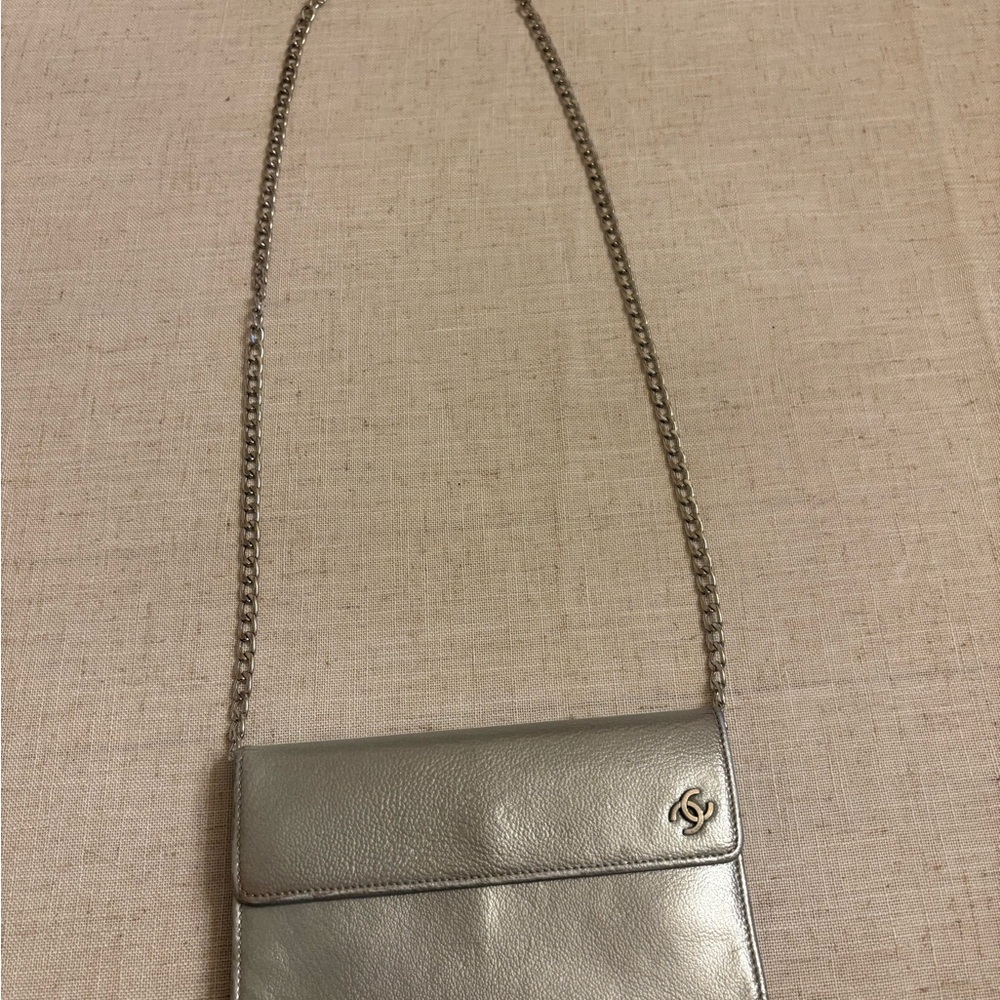 CHANEL Silver Crossbody Bag with Structured Design - Picture 1 of 7